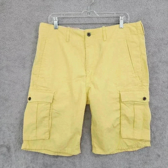 NWT Levi's Men's Yellow Cotton Cargo Shorts  Below The Knee 34x10  11CT - Picture 1 of 8